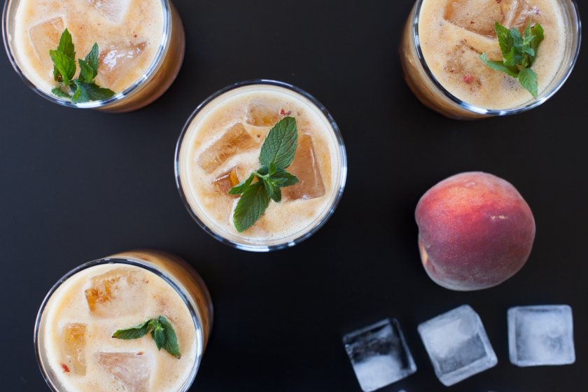 BOURBON PEACH COCKTAILS WITH GINGER AND MINT