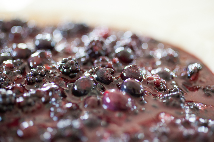 BLACKBERRY AND BLUEBERRY PIE
